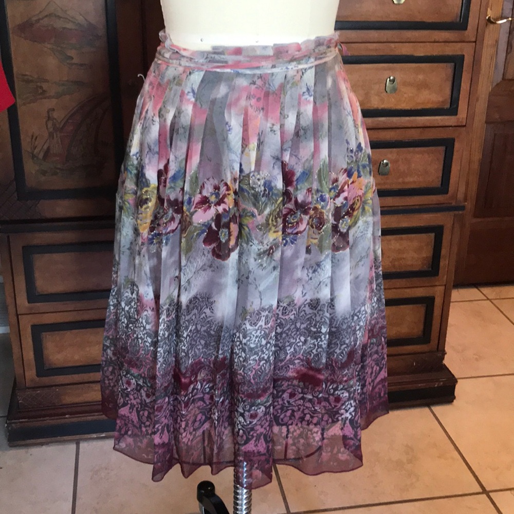 Absolutely stunning David Meister silk skirt